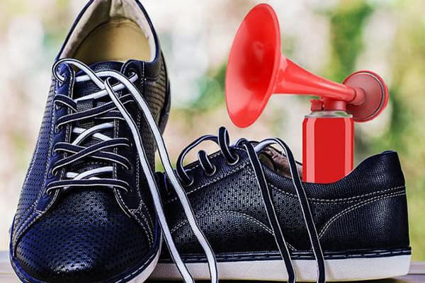 Baskets en cuir à semelles grinçantes