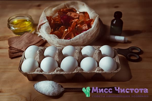 Tout ce dont vous avez besoin pour peindre des œufs avec des pelures d'oignon et du vert brillant