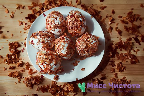 Oeufs en morceaux de pelure d'oignon