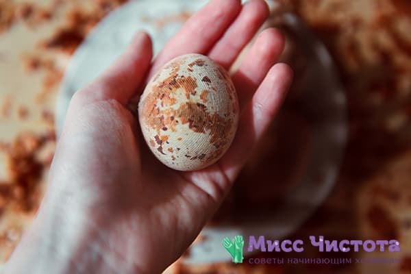 Oeuf dans une pelure d'oignon et une gaze