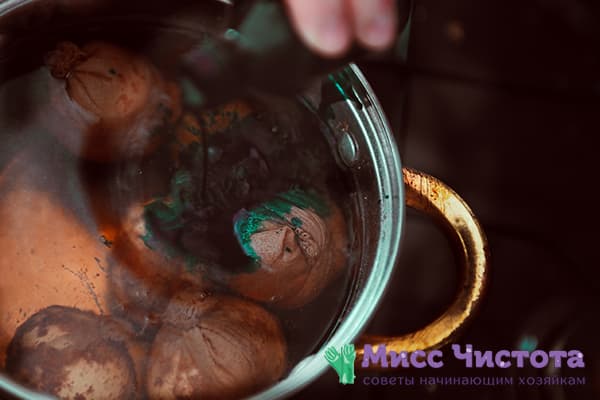 Oeufs avec des pelures d'oignon dans une poêle avec des légumes verts brillants