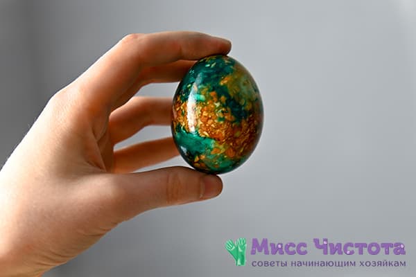 Oeuf coloré avec des peaux vertes et d'oignon brillantes