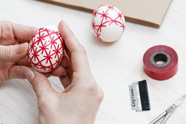 Modèle sur un œuf réalisé à partir de ruban électrique