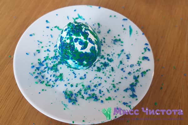 Colorer un œuf avec du crayon de cire émietté