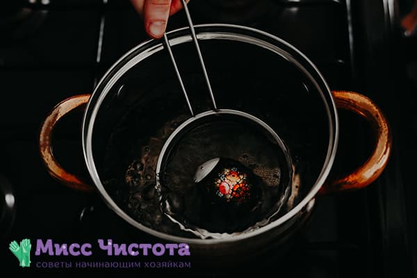 Spray thermique sur un œuf de Pâques