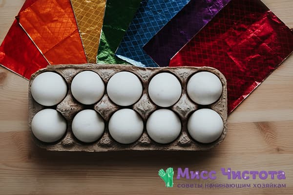 Oeufs de poule et papier d'aluminium