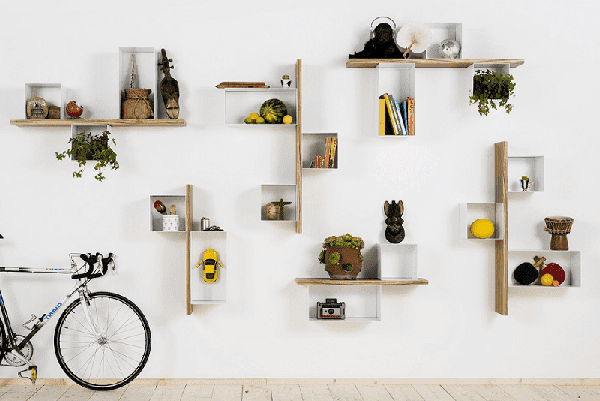 Des étagères dans un intérieur moderne