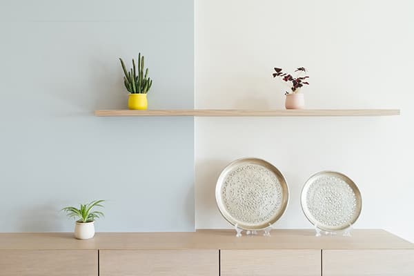 Des étagères dans un intérieur minimaliste