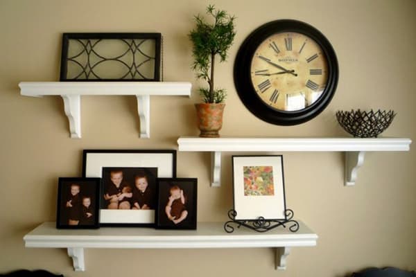 Étagères dans un intérieur de salon classique