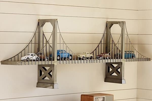 Etagère en forme de pont