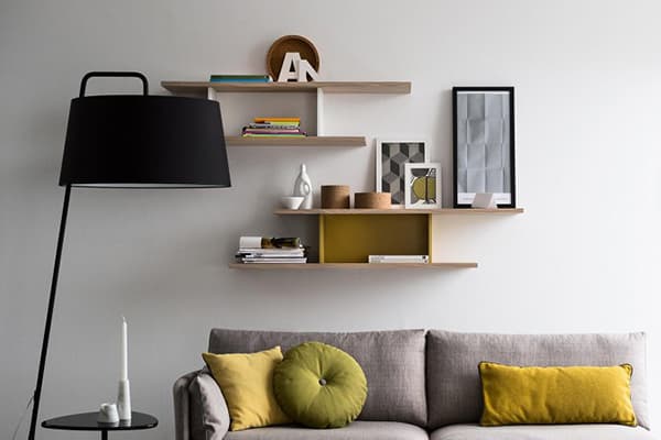 Etagères en bois dans le salon