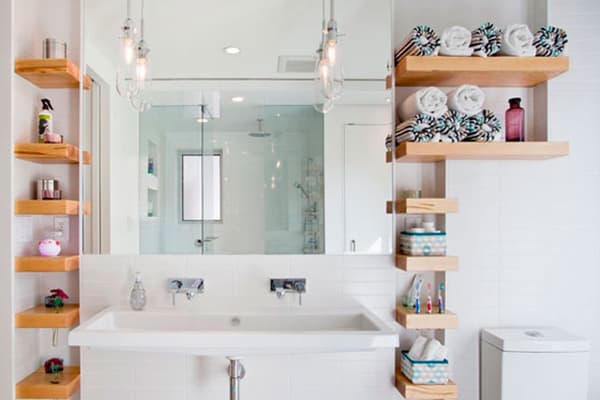 Etagères en bois dans la salle de bain