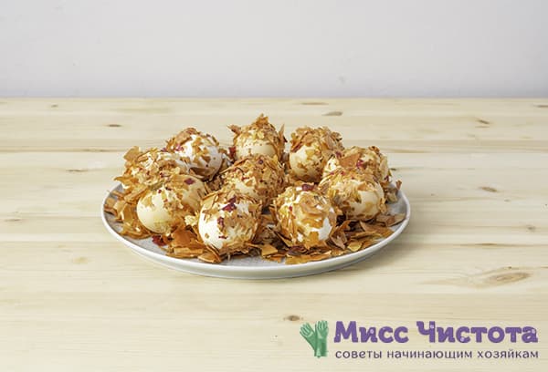 Oeufs en petits morceaux de pelures d'oignons