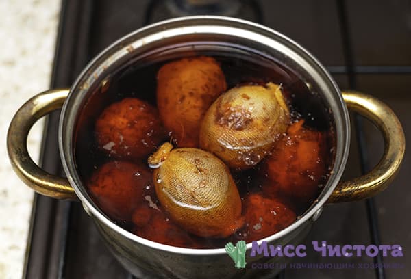 Cuisson des œufs marbrés dans des pelures d'oignons