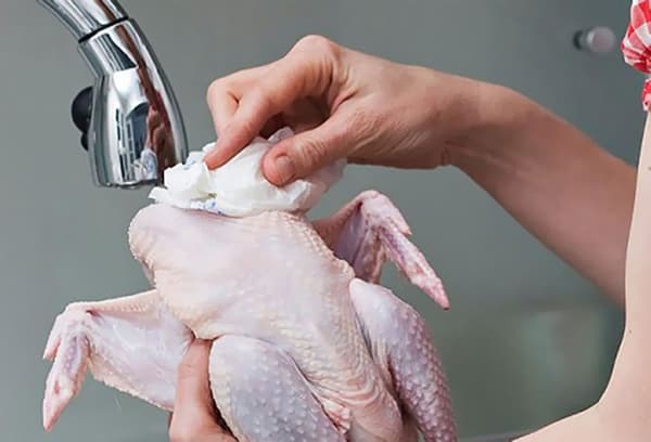 Tapoter le poulet avec une serviette en papier