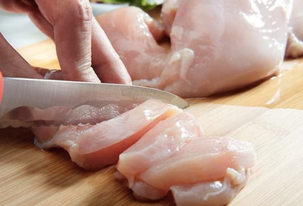 Trancher un filet de poulet