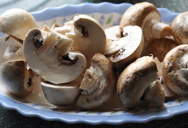 champignons tranchés sur une assiette
