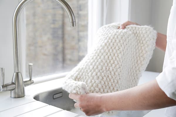 Blanchir un pull en laine à la main