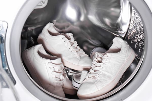 Baskets blanches à la machine à écrire