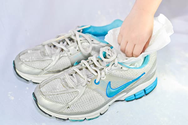 Sécher les baskets avec des serviettes à l'intérieur