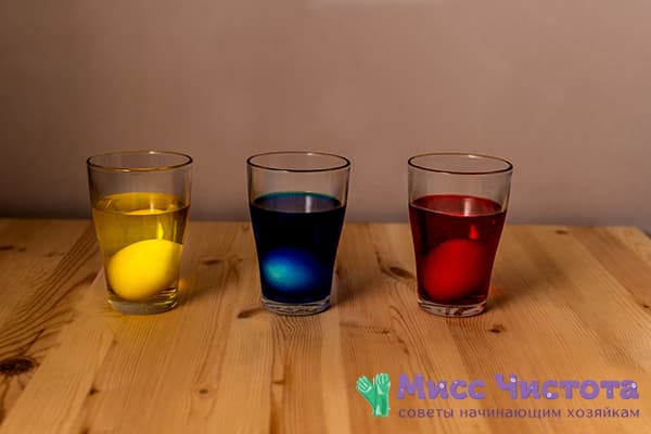 Oeufs dans des solutions colorantes