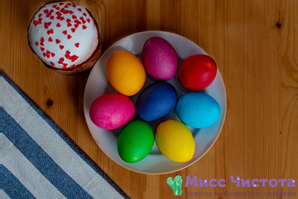 Oeufs de Pâques colorés avec du colorant alimentaire