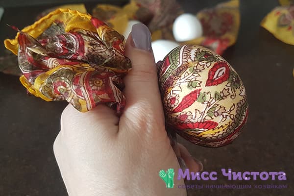 Oeuf enveloppé dans du tissu imprimé