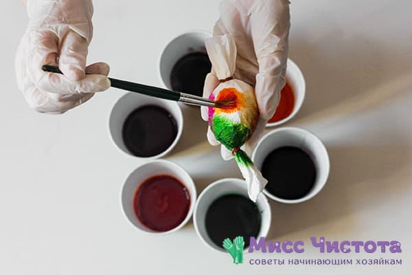 Coloration d'un œuf enveloppé dans une serviette