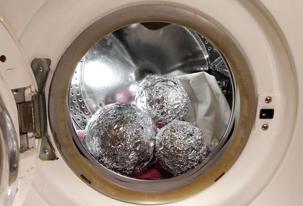 boules de papier d'aluminium dans la machine à laver