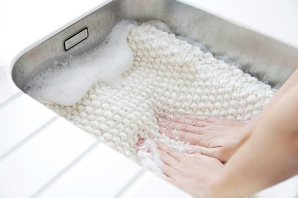 Laver des articles en laine blanche