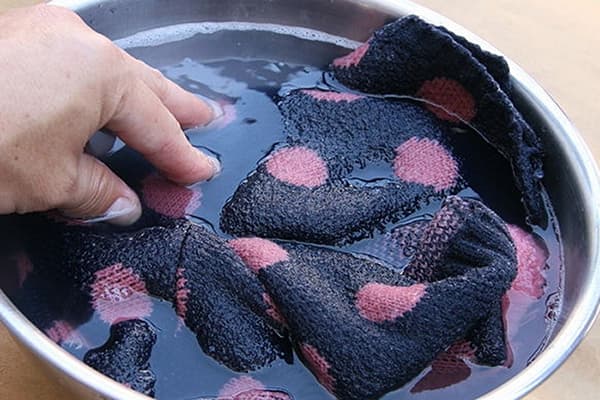 Nous lavons la laine à la main