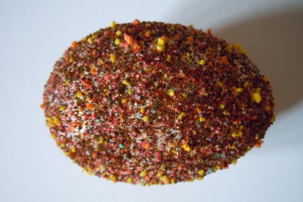 Oeuf roulé dans de la semoule colorée