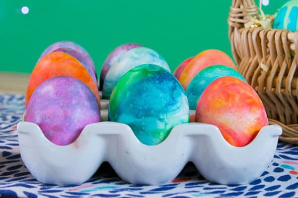 Oeufs colorés avec de la mousse à raser