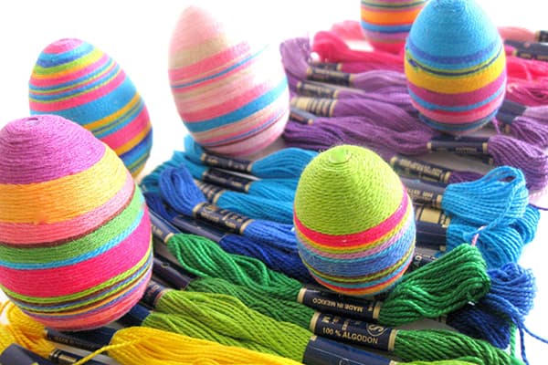 Oeufs enveloppés dans des fils de soie