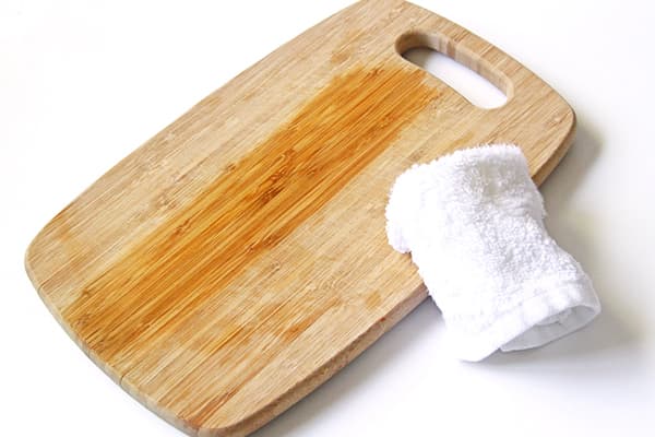 Traiter une planche à découper en bois avec imprégnation