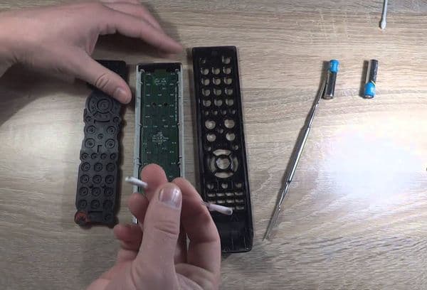 télécommande tv démontée