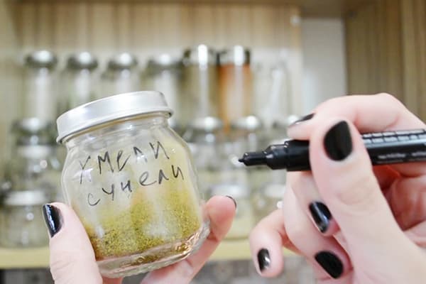 Épices dans un pot de nourriture pour bébé