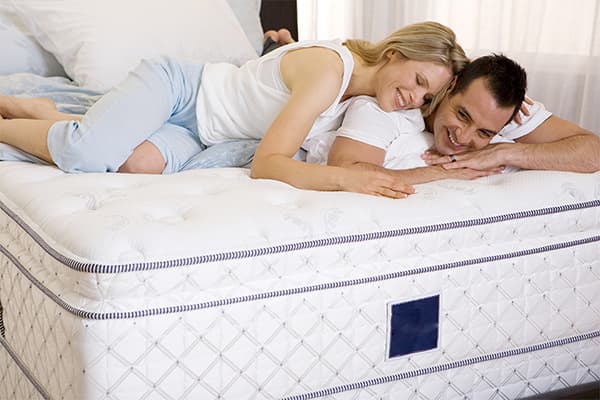 Couple sur un nouveau matelas
