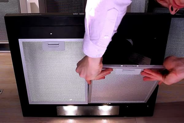 Remplacement des filtres dans la hotte