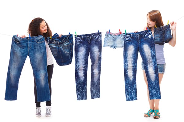 Les filles ont lavé leurs jeans