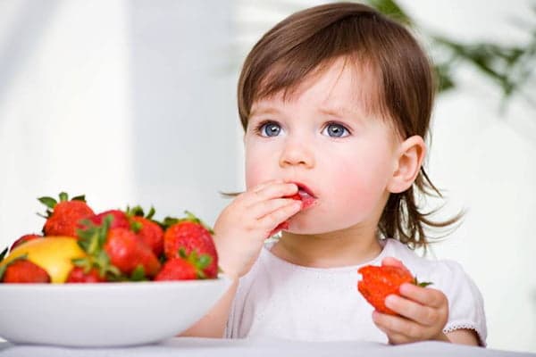 L'enfant mange des fraises
