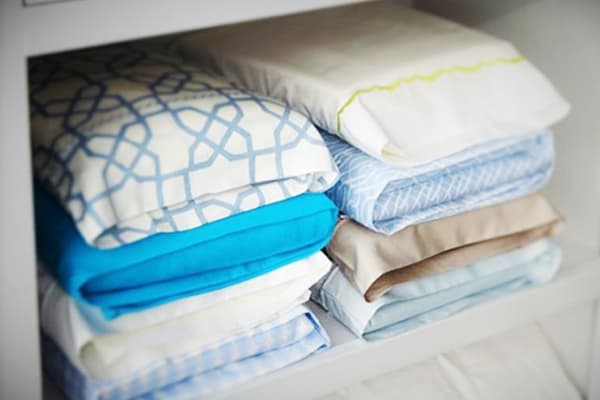 Rangement compact du linge de lit