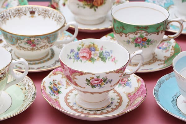 Tasses et soucoupes en porcelaine