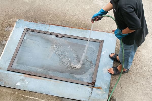 Laver une moustiquaire avec un tuyau