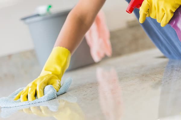 Laver les sols autonivelants avec de l'eau de Javel