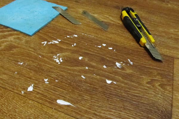 Taches de peinture à l'eau sur le sol