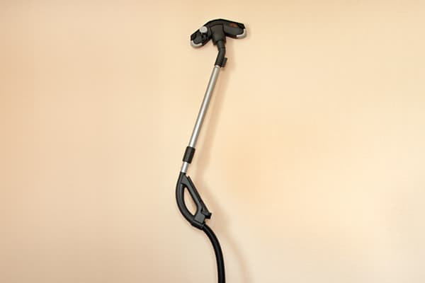 Nettoyer un mur avec un aspirateur