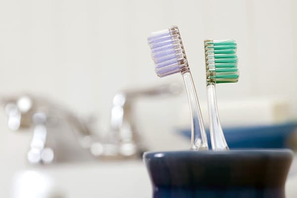 Deux brosses à dents dans une tasse