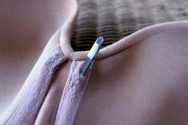 L'armature est sortie du soutien-gorge