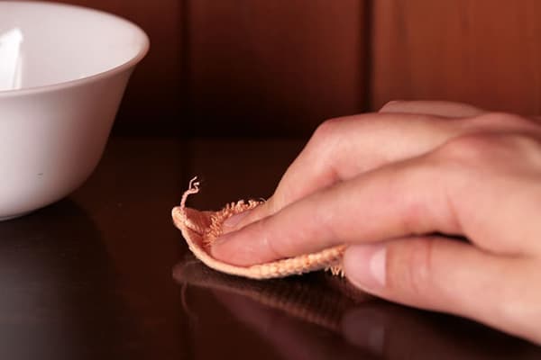 Nettoyer une table polie